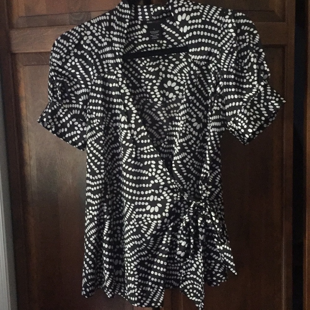 BCBGMaxAzaria wrap polka dot top. 🌷